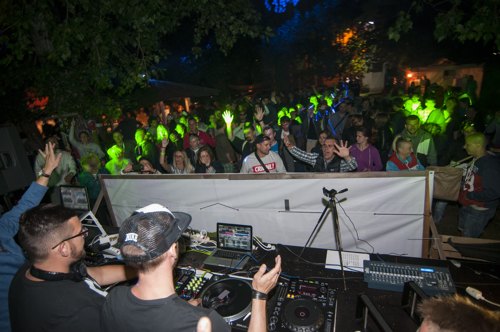 Open-air dav, zelené laserové světlo