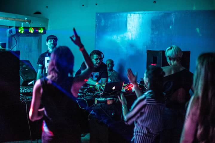 Komorní klub v modrém světle, DJ za pultem