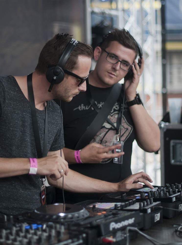 Dva DJs v soustředění nad Pioneer pultem