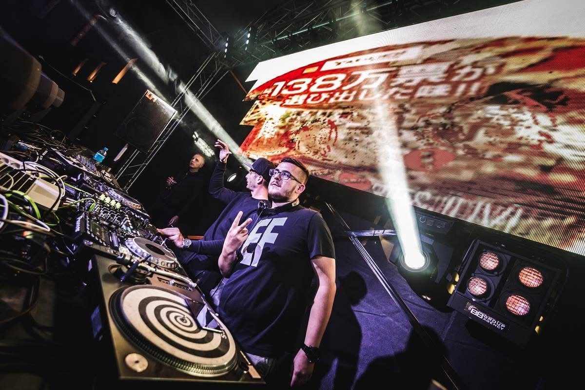 JUVI na festivalu před LED stěnou