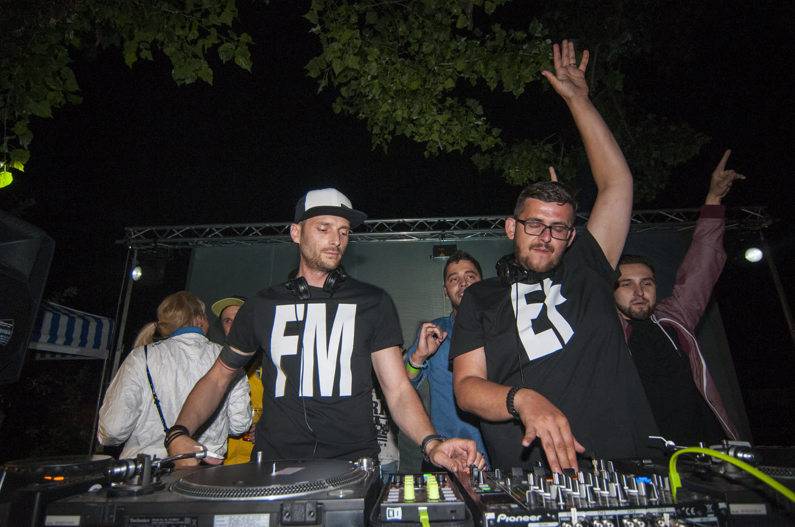 Live booth — ruce nad gramofony, festival